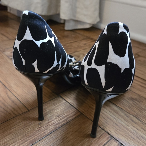 Pristine Gucci Swarovski Crystal Black & White Satin Animal print Pump main image 11
